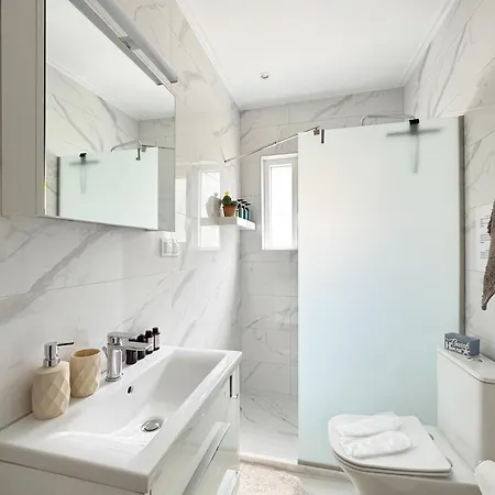 Stylish Seaside Apartment-just 50m From The Apartman