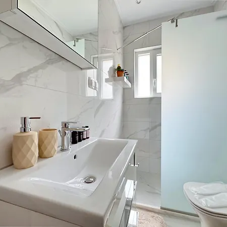 Apartman Stylish Seaside Apartment-just 50m From The