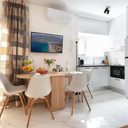 Stylish Seaside Apartment-just 50m From The Appartamento Loutráki