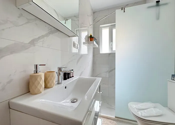 Apartament Stylish Seaside Apartment-just 50m From The